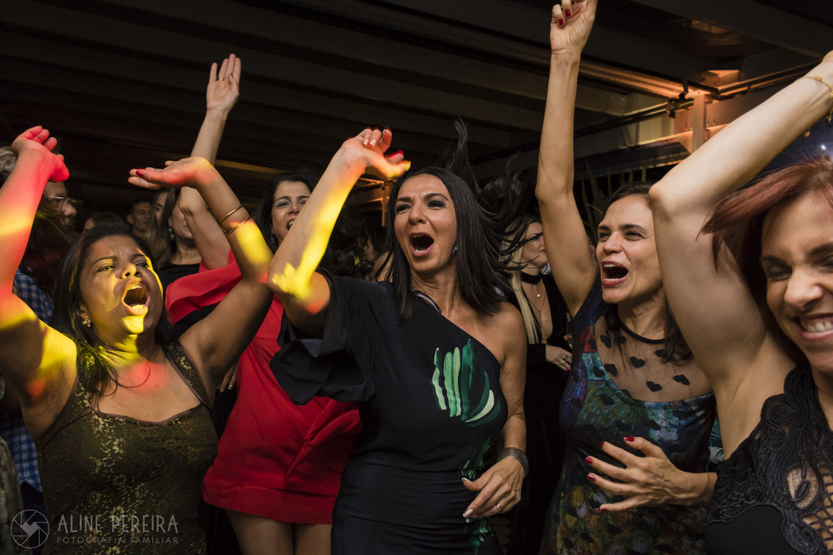 convidados empolgados na festa de 50 anos