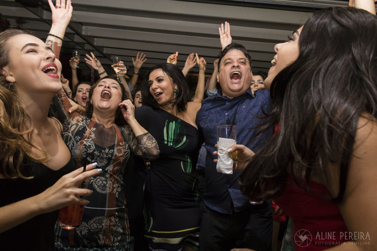 Pessoal dançando na festa ao som da banda