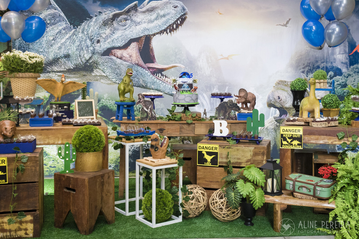 Mesa do bolo decorada com o tema Dinossauros na casa de festas Ecomania em Botafogo
