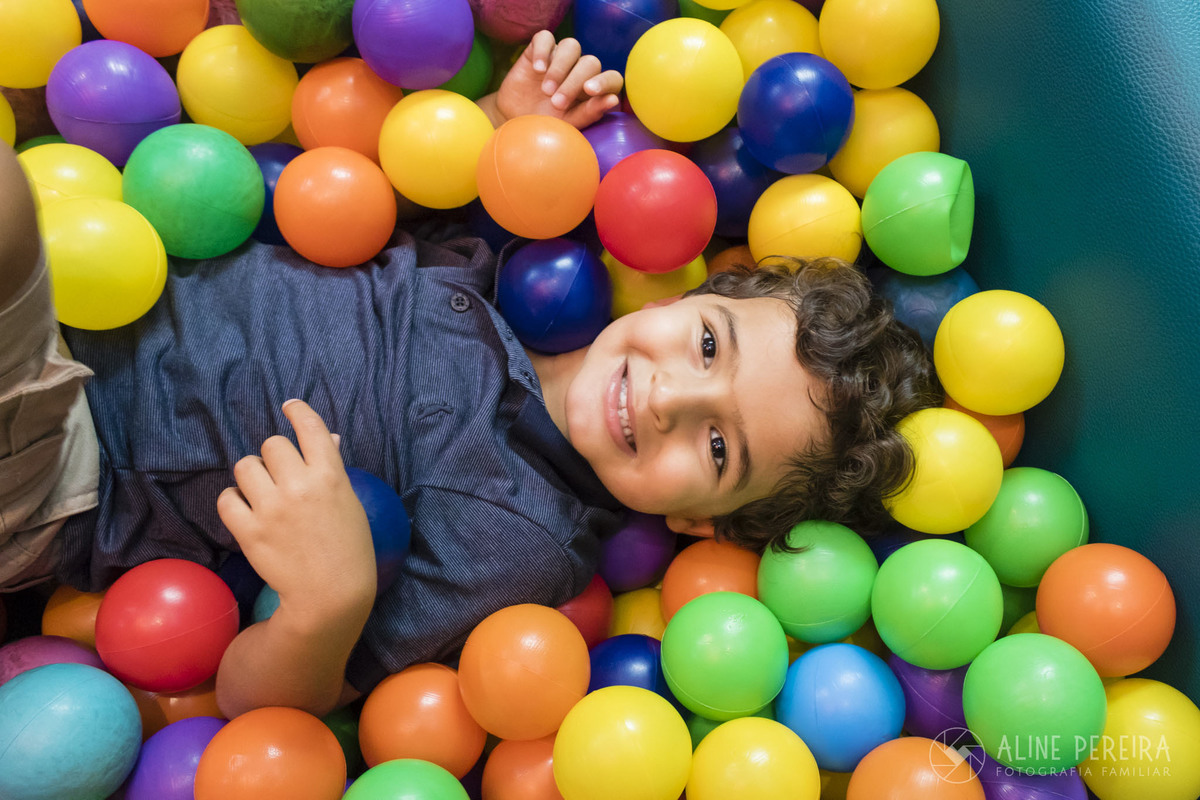 menino na piscina de bolinha da casa de festas Ecomania em Botafogo