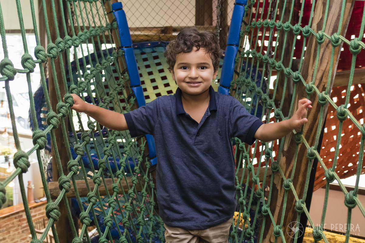 Menino no brinquedão da casa de festas Ecomania em Botafogo