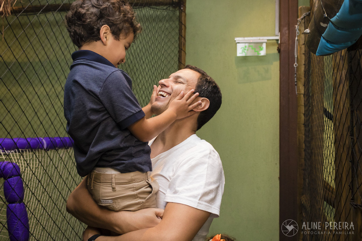 Menino fazendo carinho no pai na festa de aniversário na casa de festas Ecomania