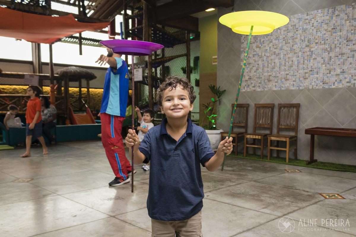 Menino equilibrando pratos com varetas na festa de aniversário na casa de festas Ecomania