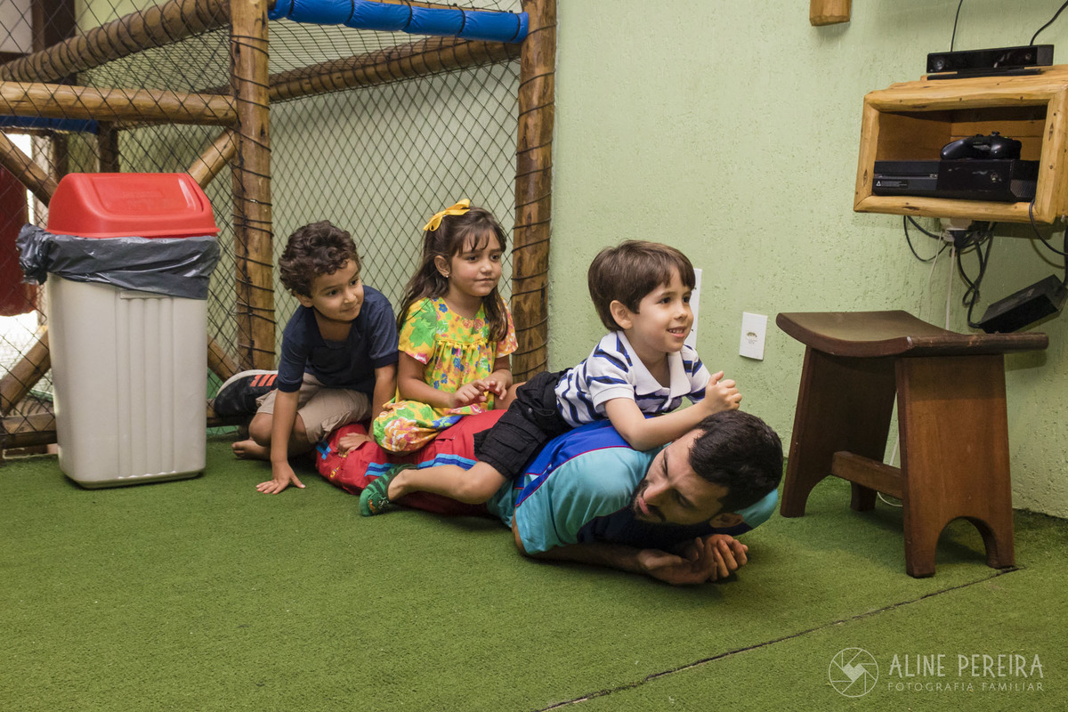 Crianças brincando com o animador da casa de festas Ecomania em Botafogo