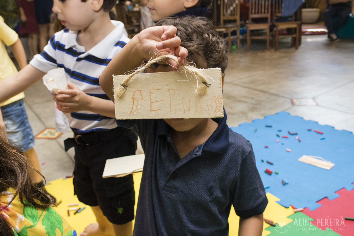 Menino fazendo plaquinha na festa de aniversário na casa de festas Ecomania