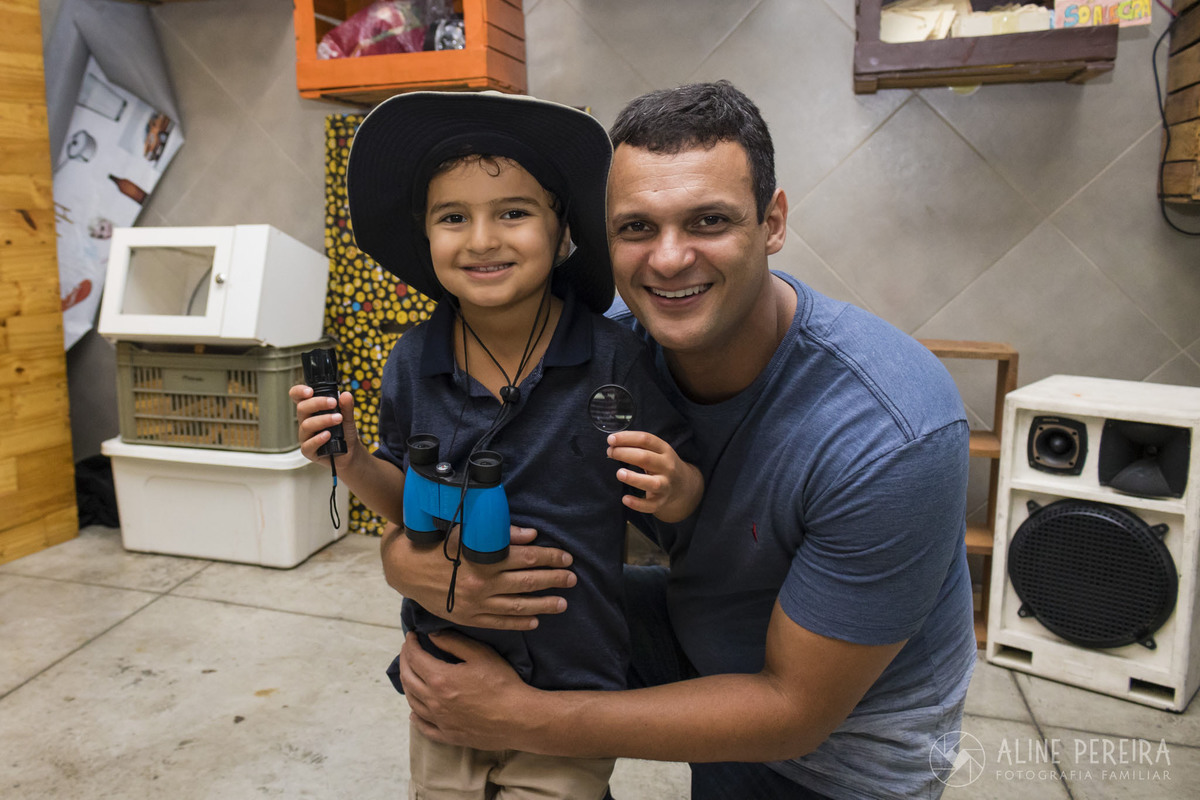 Pai e filho na casa de festas Ecomania em Botafogo