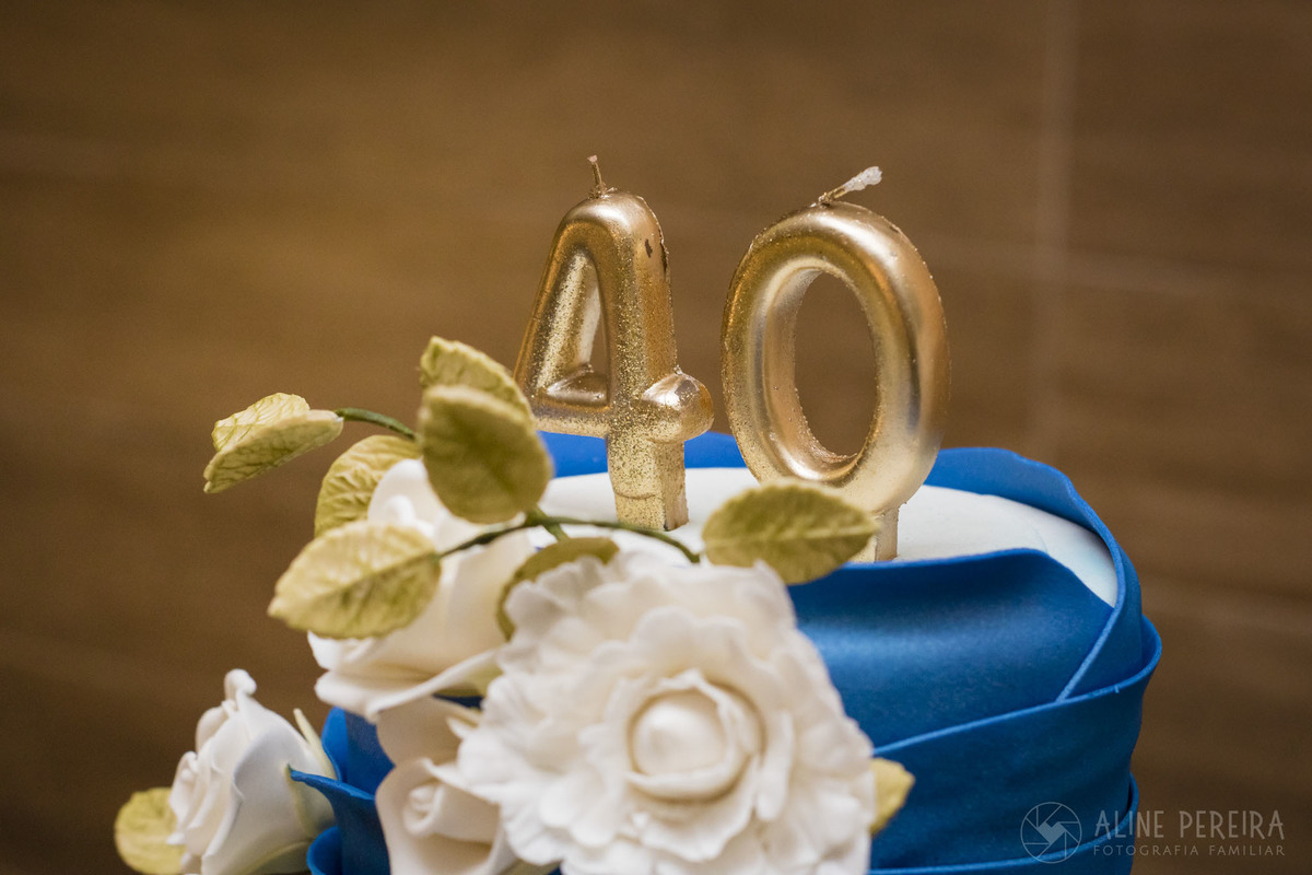 Bolo com vela de 40 anos