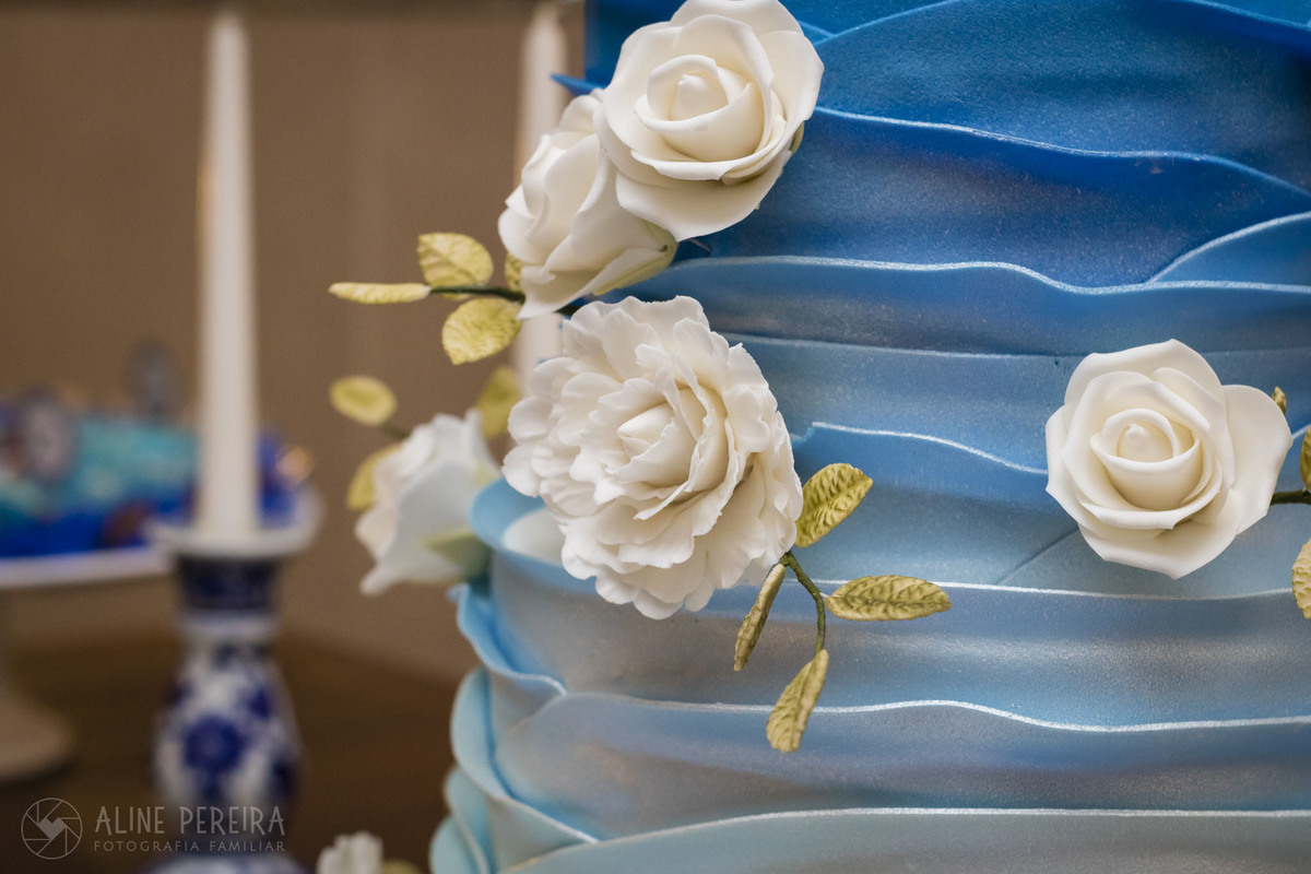 bolo azul com flores aplicadas