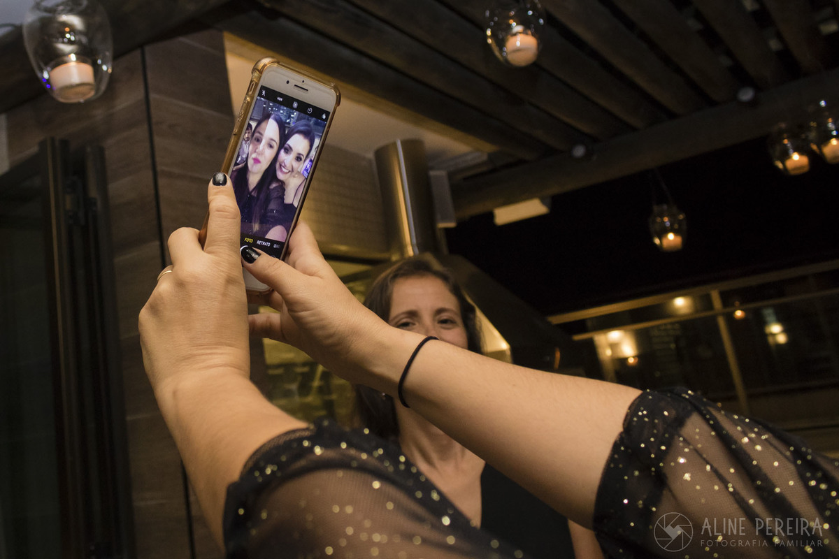 amigas fazendo selfie