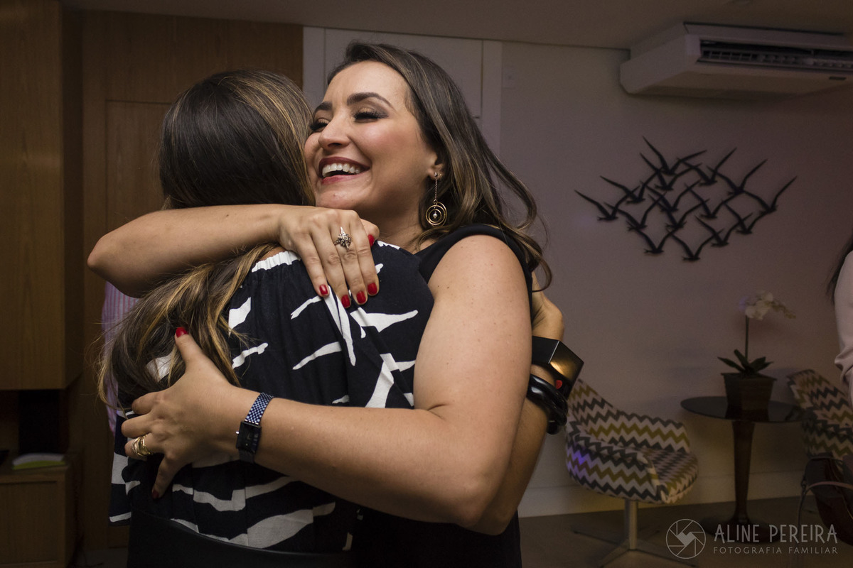 aniversariante abrançando convidado