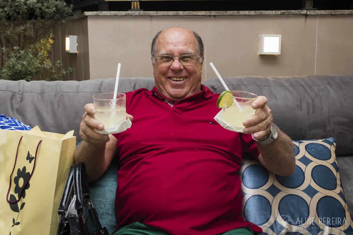 senhor com 2 caipirinhas