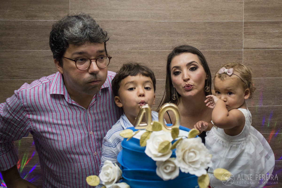 aniversariante apagando a vela de 40 anos