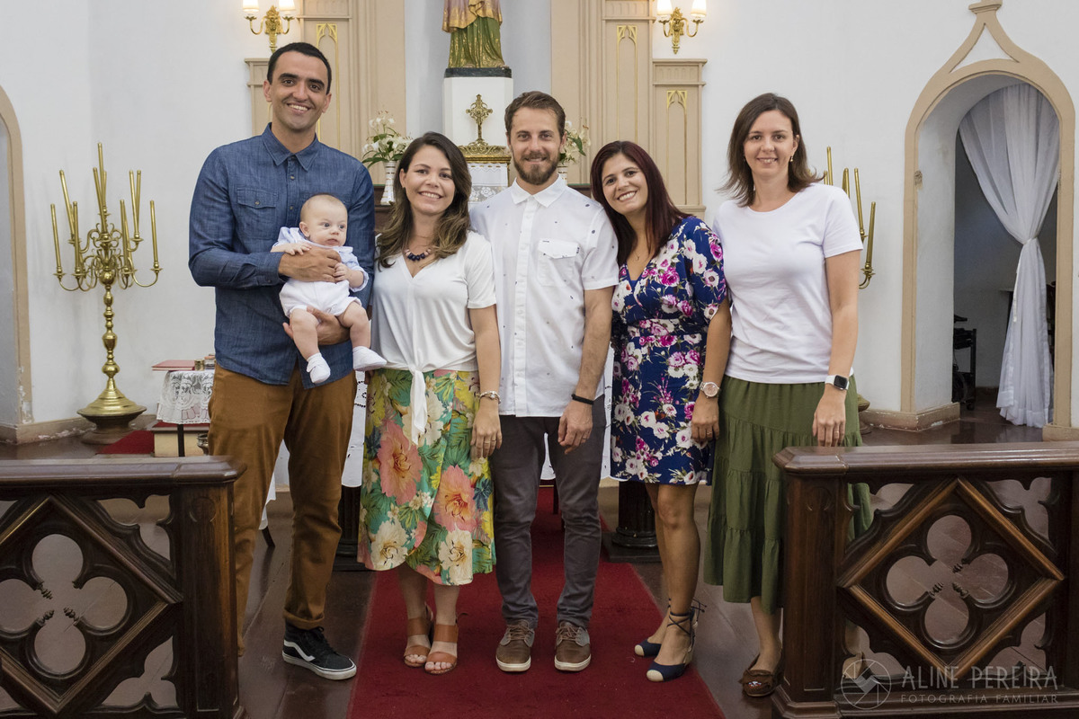 família com padrinhos na igreja antes do batizado
