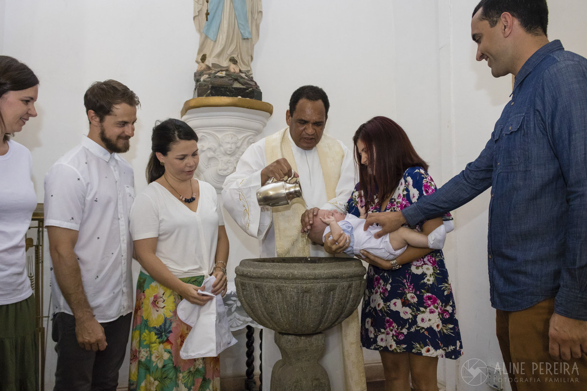 bebê sendo batizado