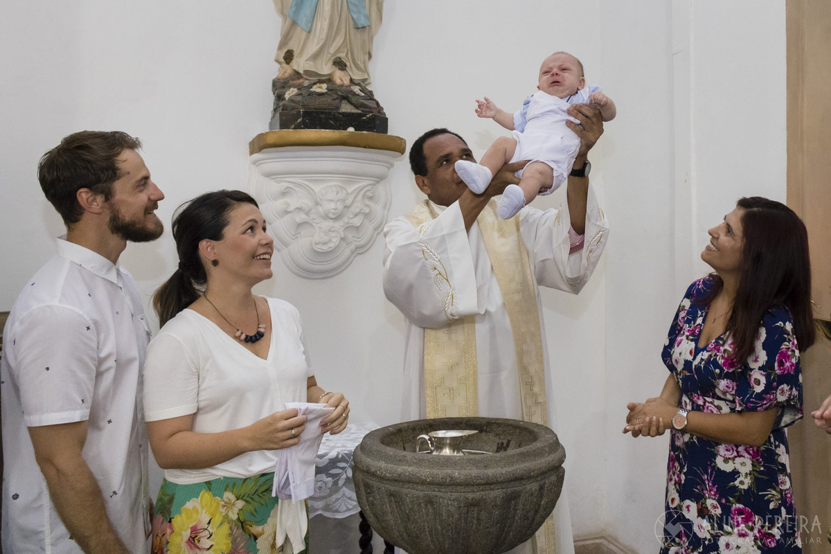 bebê sendo batizado