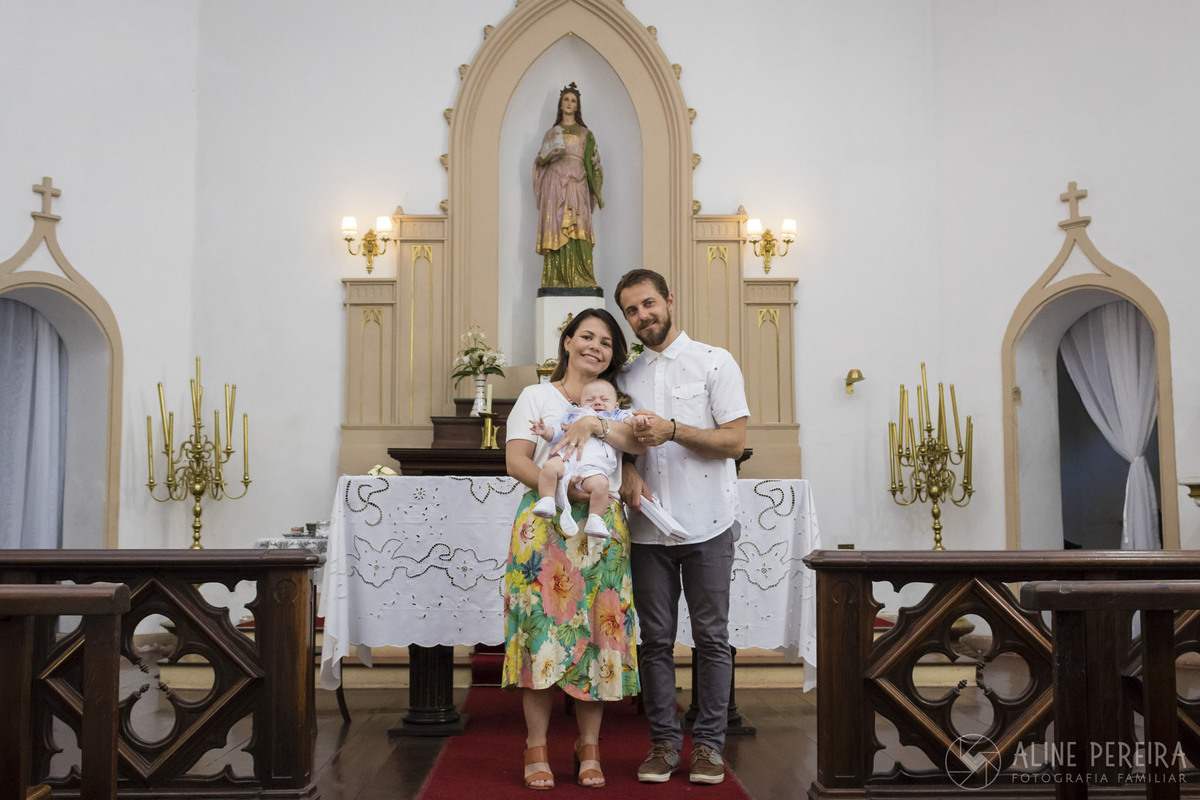 casal com o filho dentro da capela
