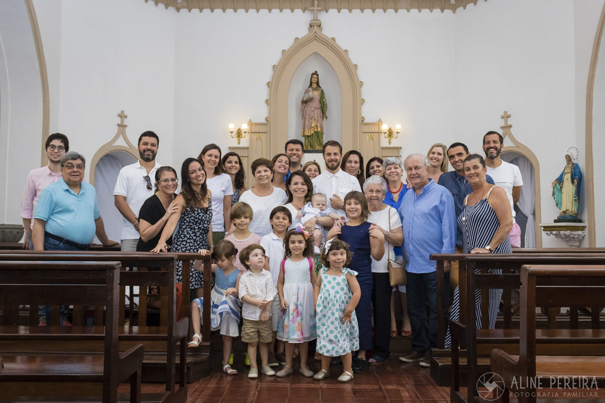 toda a família na capela do batizado