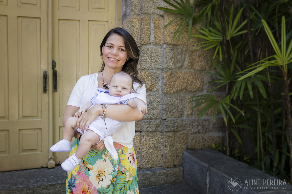 mãe e filho na porta da capela para o batizado
