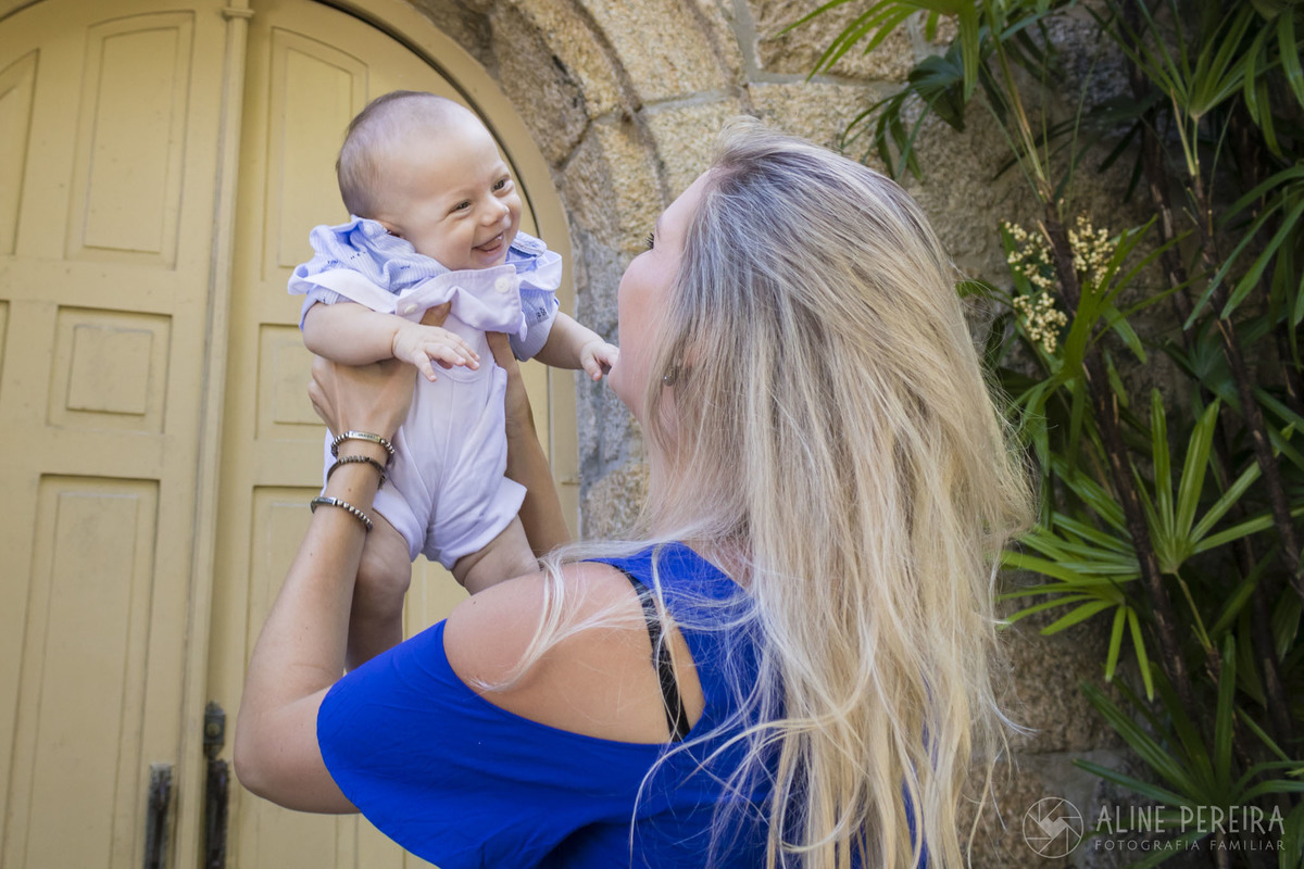 bebê sorrindo na porta da capela