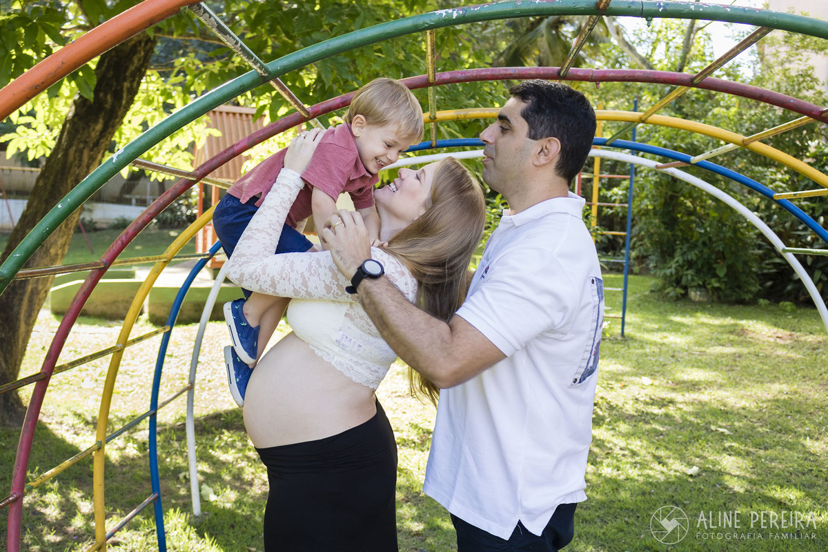 familia brincando no parquinho