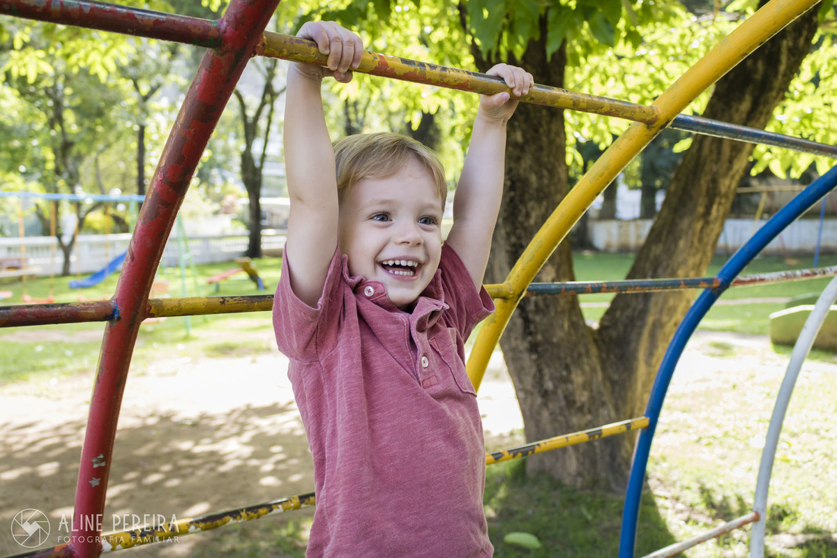 menino brincando no trepa-trepa