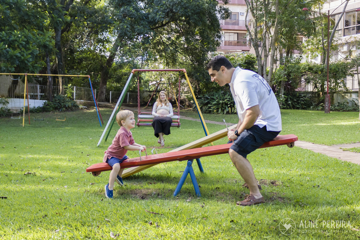 familia brincando na gangorra