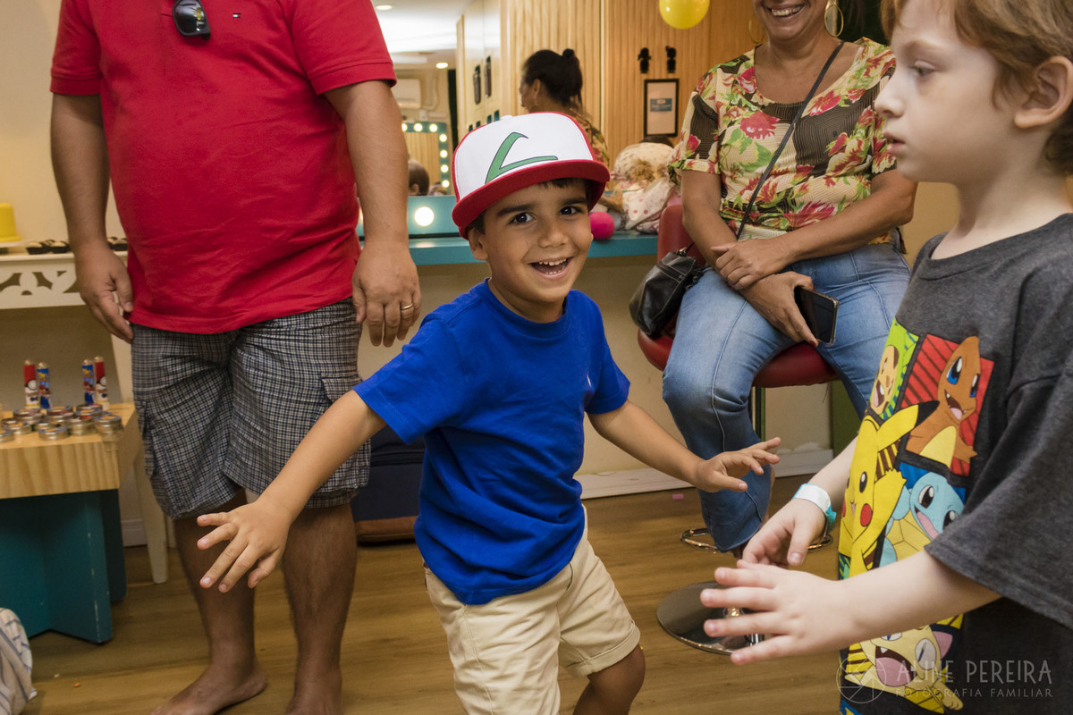 Aniversariante vestido de Ash na sua festa de aniversário com o tema Pokemon na casa de festas Up Kids