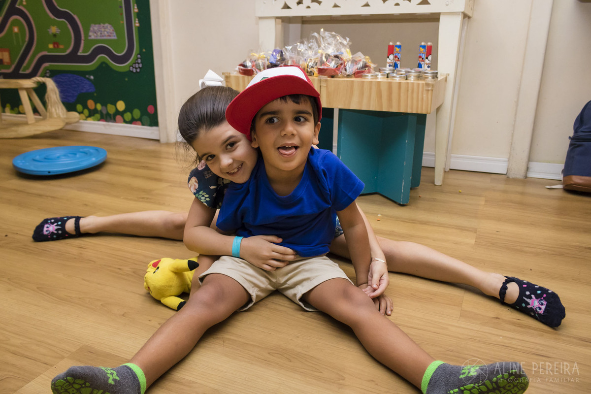 Primos de abraçando na festa de aniversario com o tema Pokemon na casa de festas Up Kids