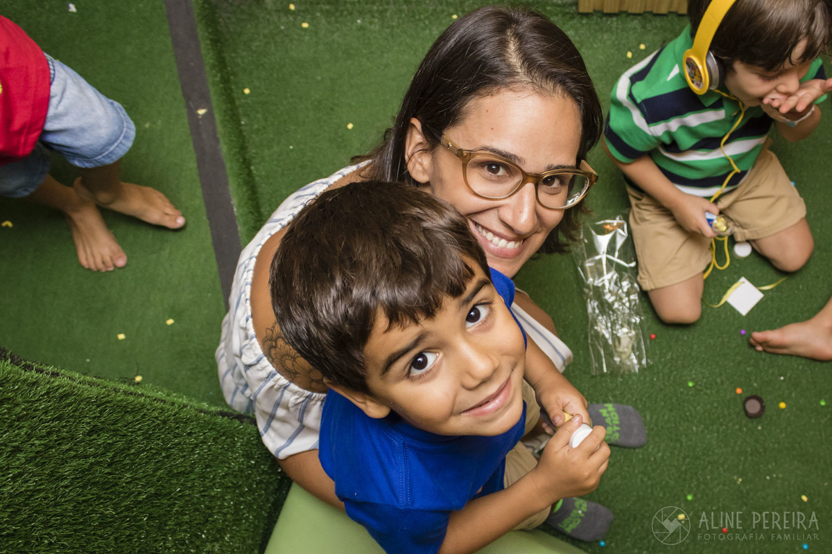 Mãe e filho se abraçando na casa de festas Up Kids