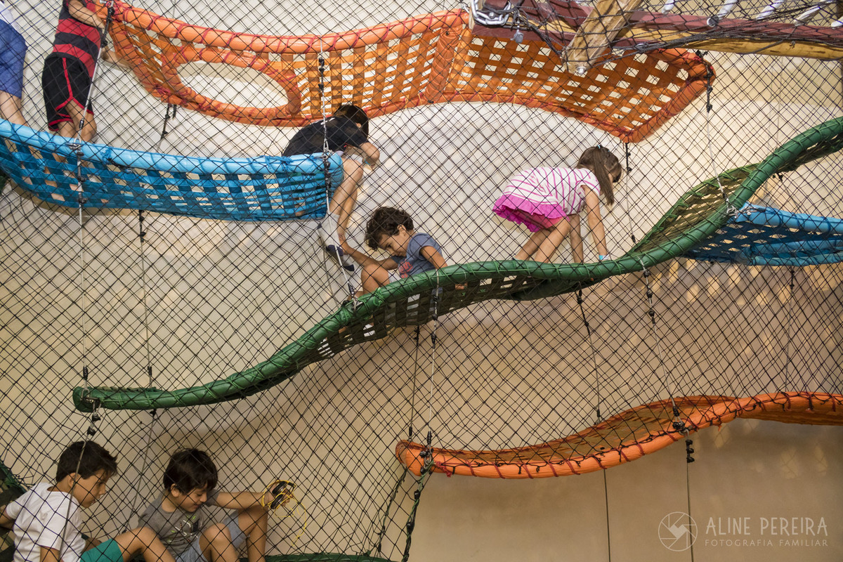 Crianças brincando na casa de festas Up Kids