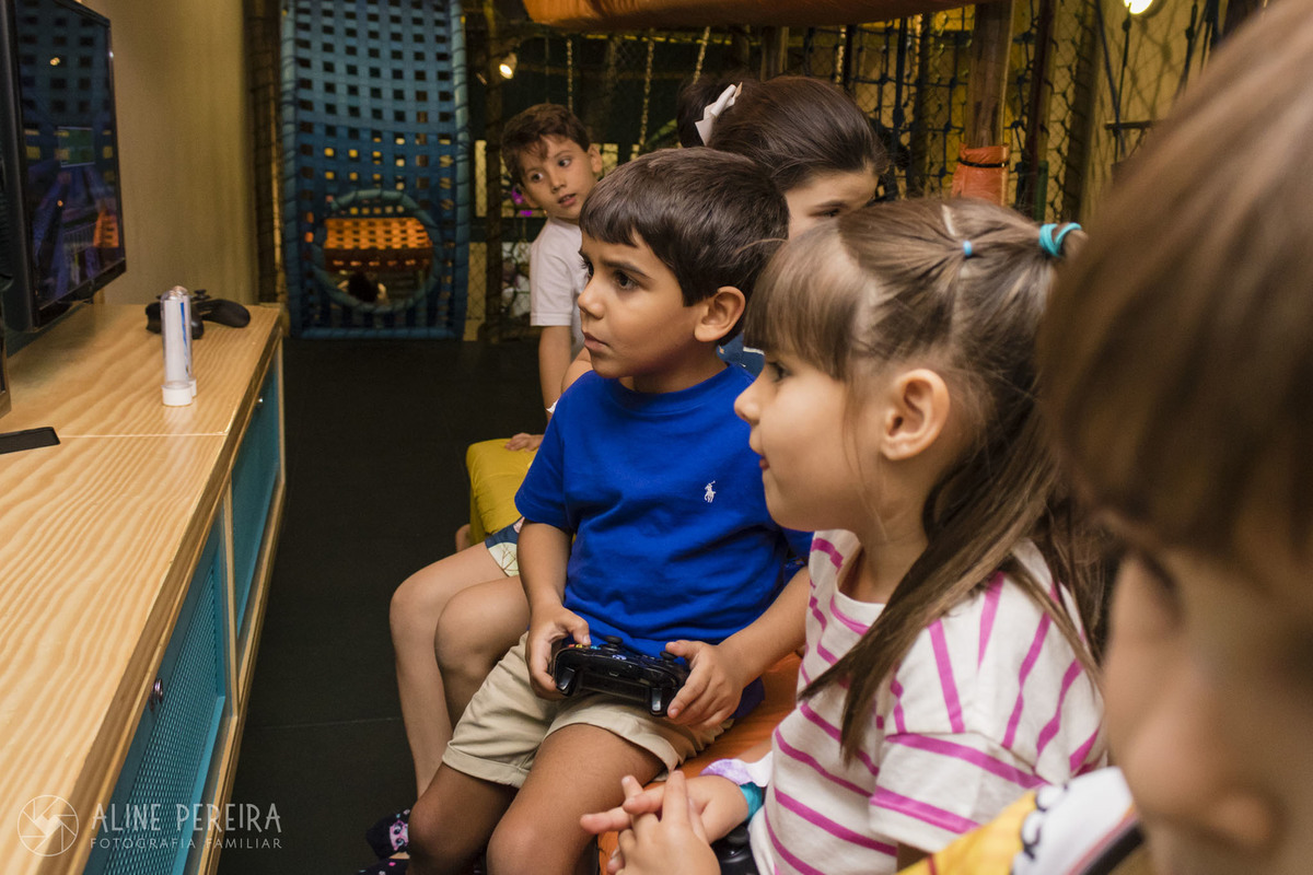 Crianças jogando video game na casa de festas Up Kids
