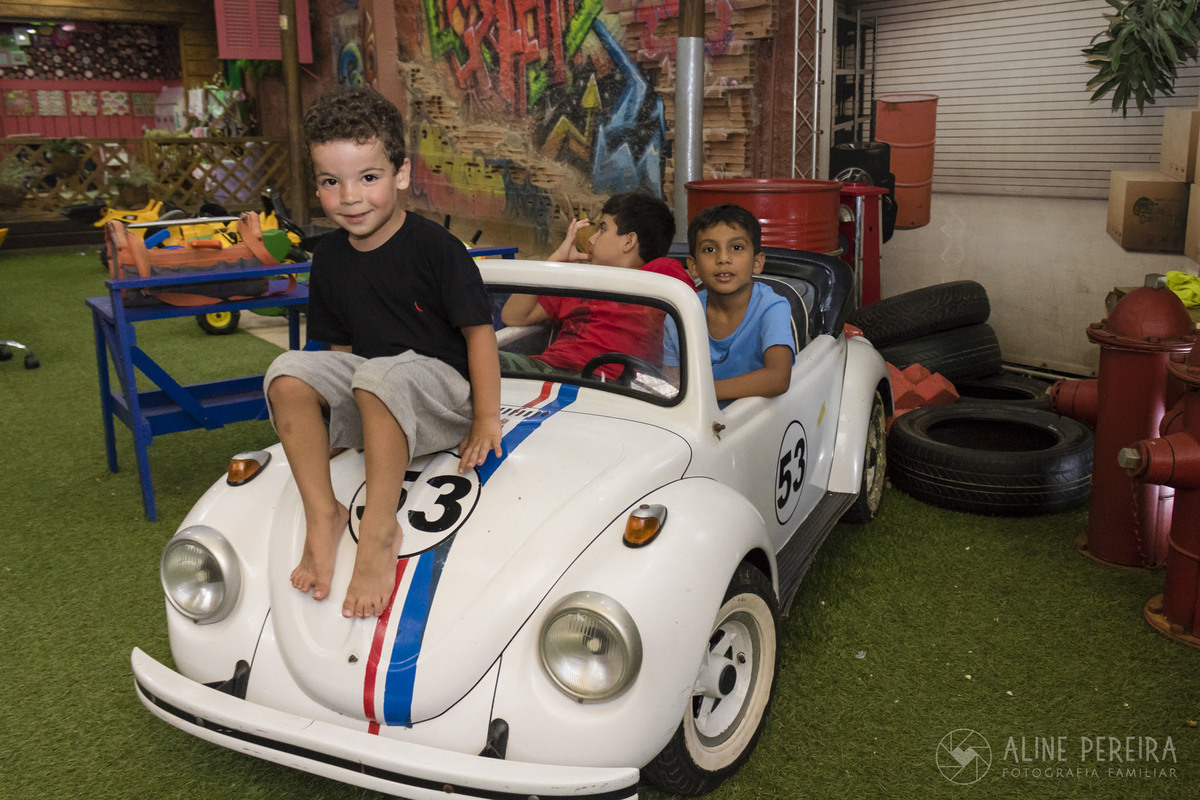 Crianças brincando no fusquinha da casa de festas Goiabeira Coisa e Tal