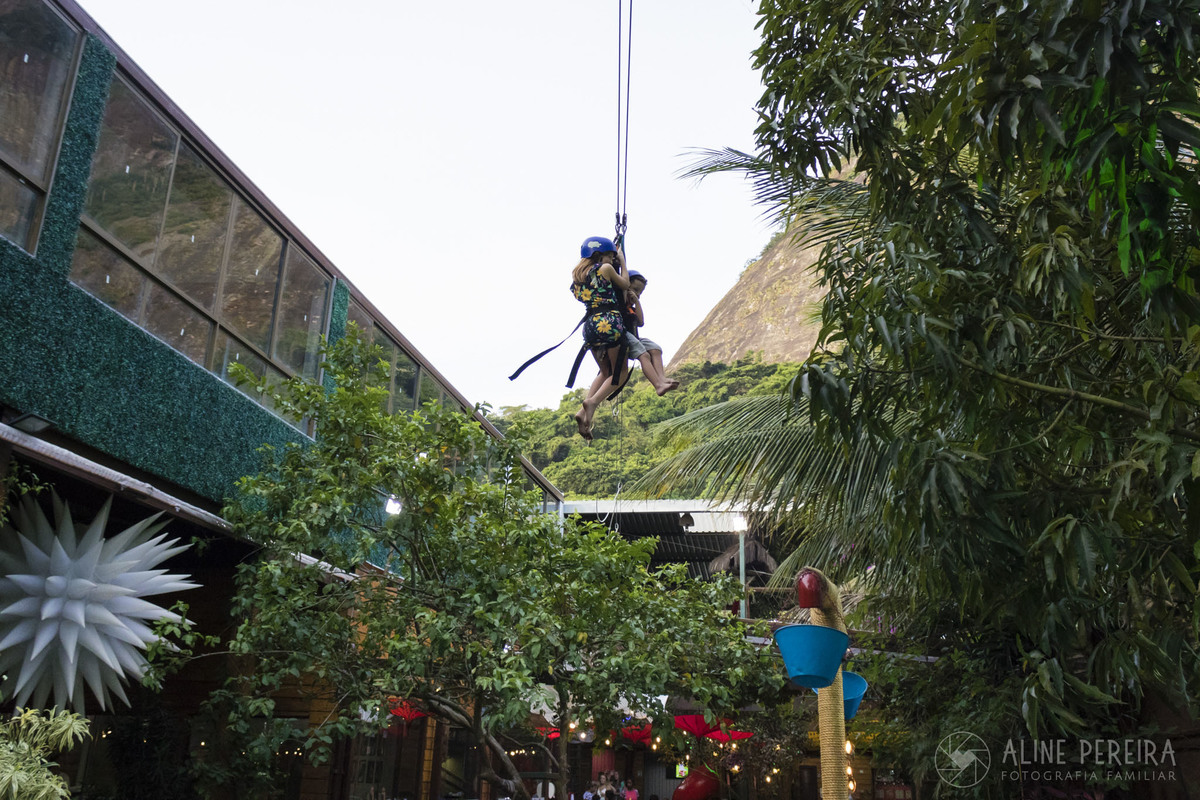 Crianças na tirolesa da casa de festas Goiabeira Coisa e tal