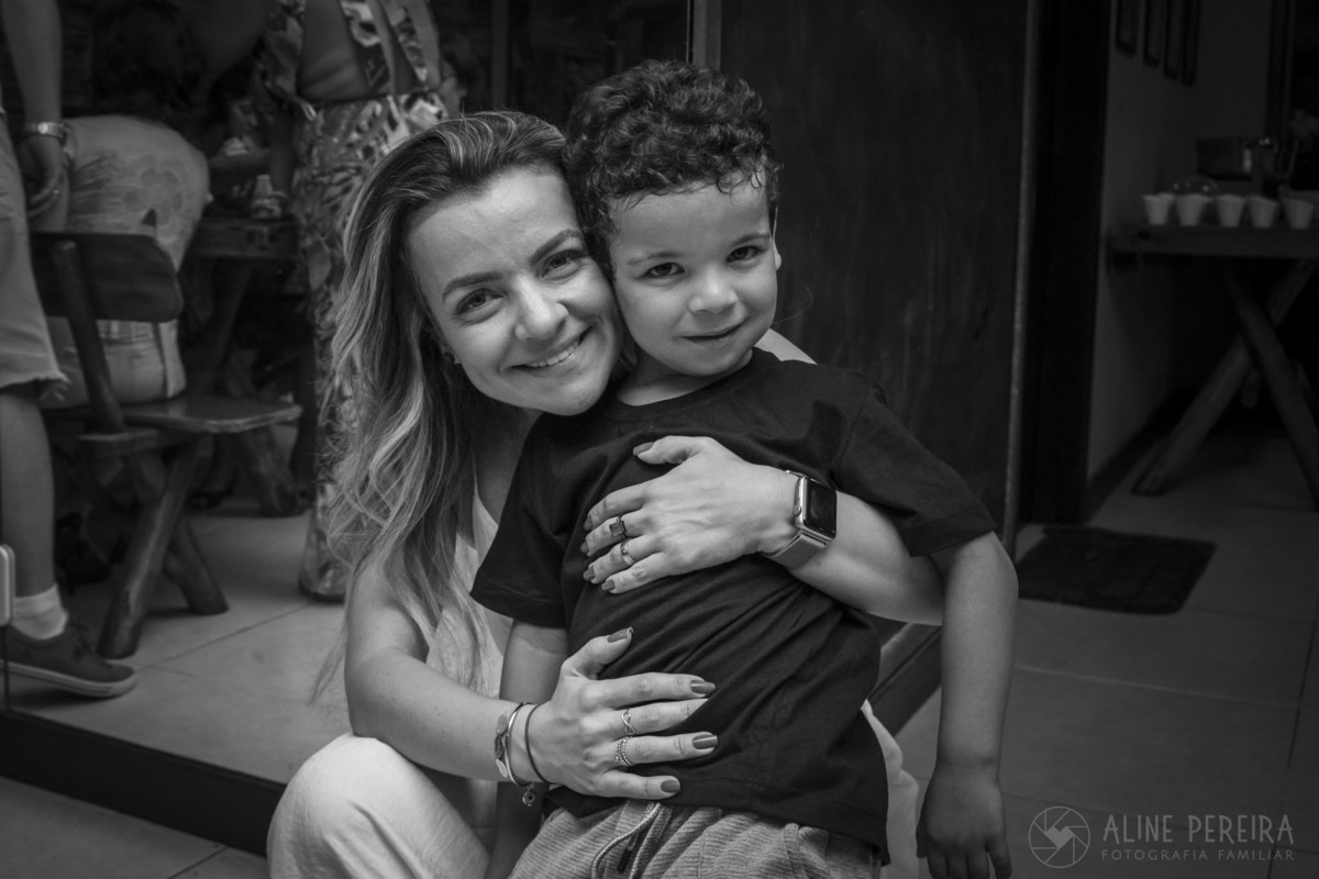 Foto preto e branco de Mãe e filho abraçados na festa de aniversário na casa de festas Goiabeira Coisa e Tal