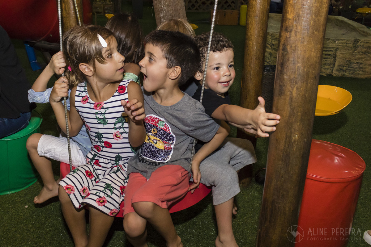 Crianças brincando no balanço da casa de festas Goiabeira Coisa e Tal