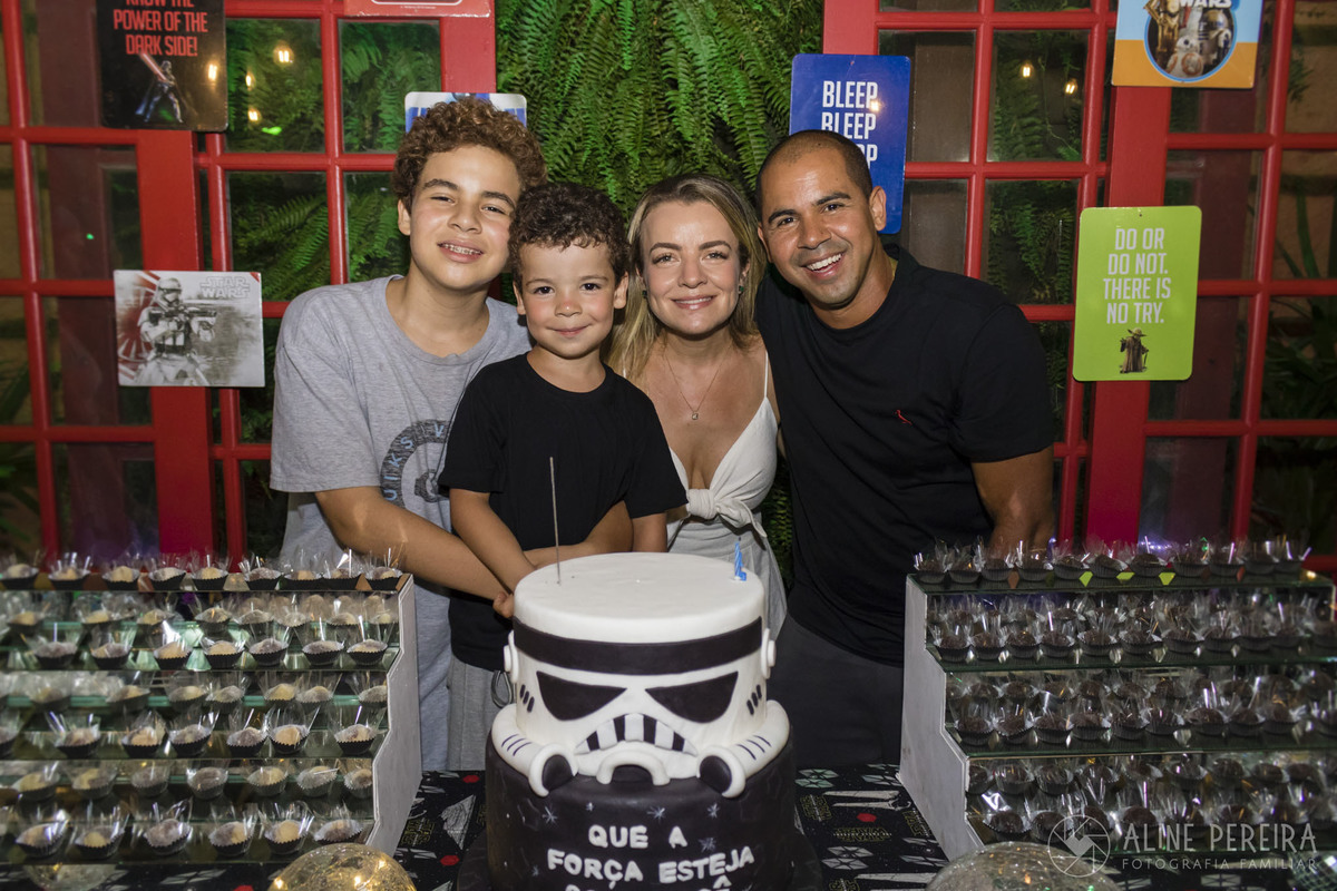 Familia em frente a mesa do bolo com o tema Star Wars na casa de festas Goiabeira Coisa e Tal