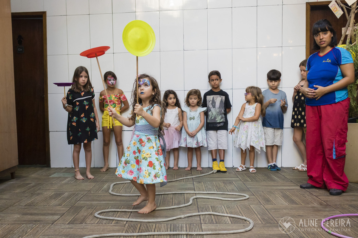 Aniversariante participando da brincadeira de equilibrar o prato no palito