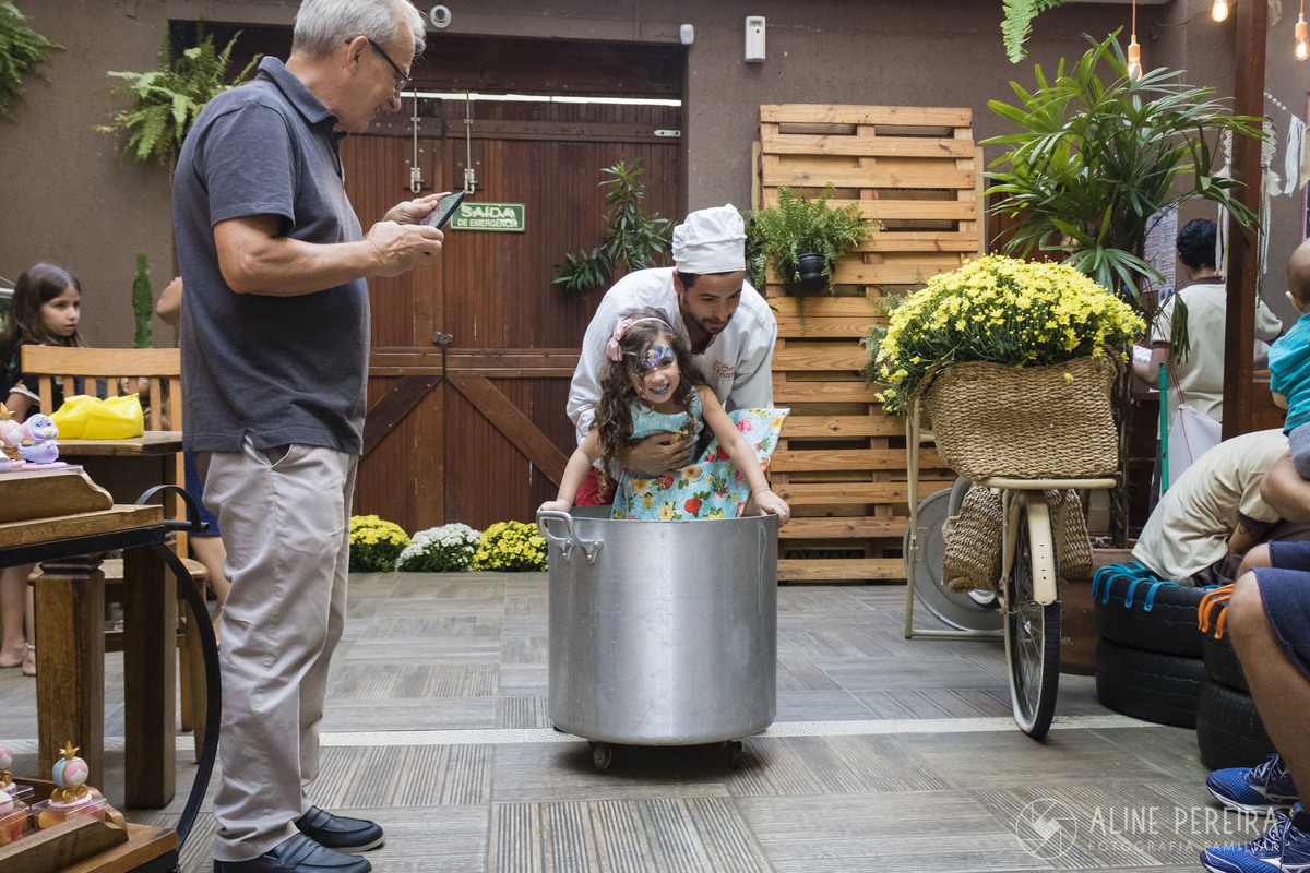 Aniversariante na hora do lanchinho  na casa de festas Pitanga Pitangueira
