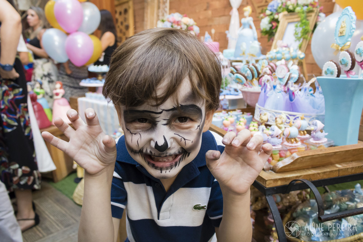 Menino com pintura facial de caveira na casa de festas Pitanga Pitangueira