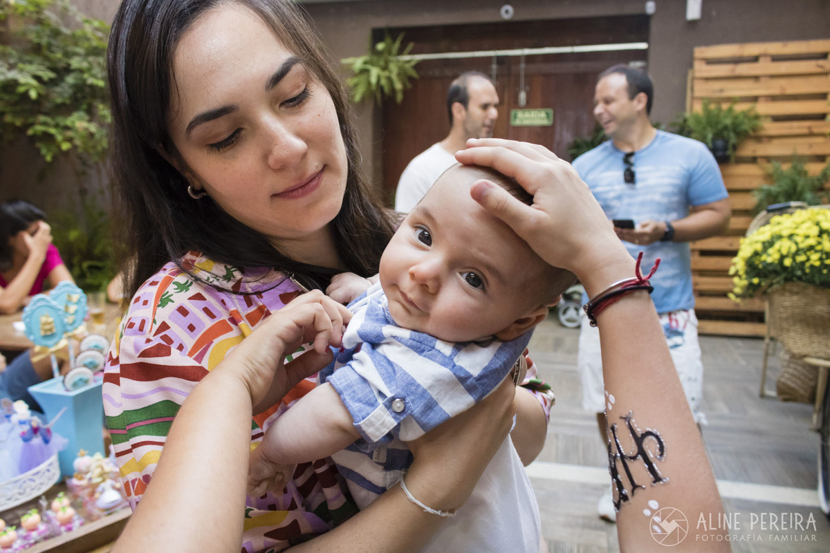 Bebê sendo acariciado na cabeça pelas crianças na festa de aniversário na casa de festas Pitanga Pitangueira