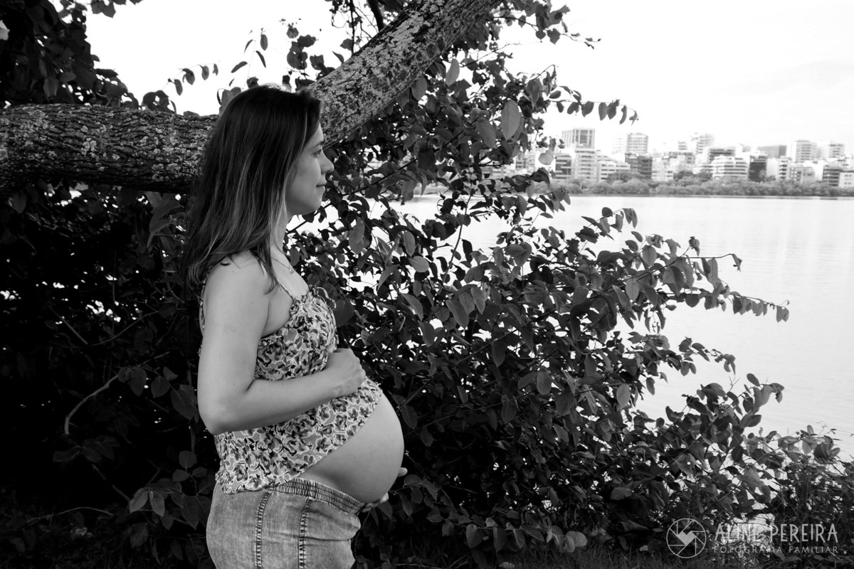 Gravida olhando o horizonte na Lagoa Rodrigo de Freitas