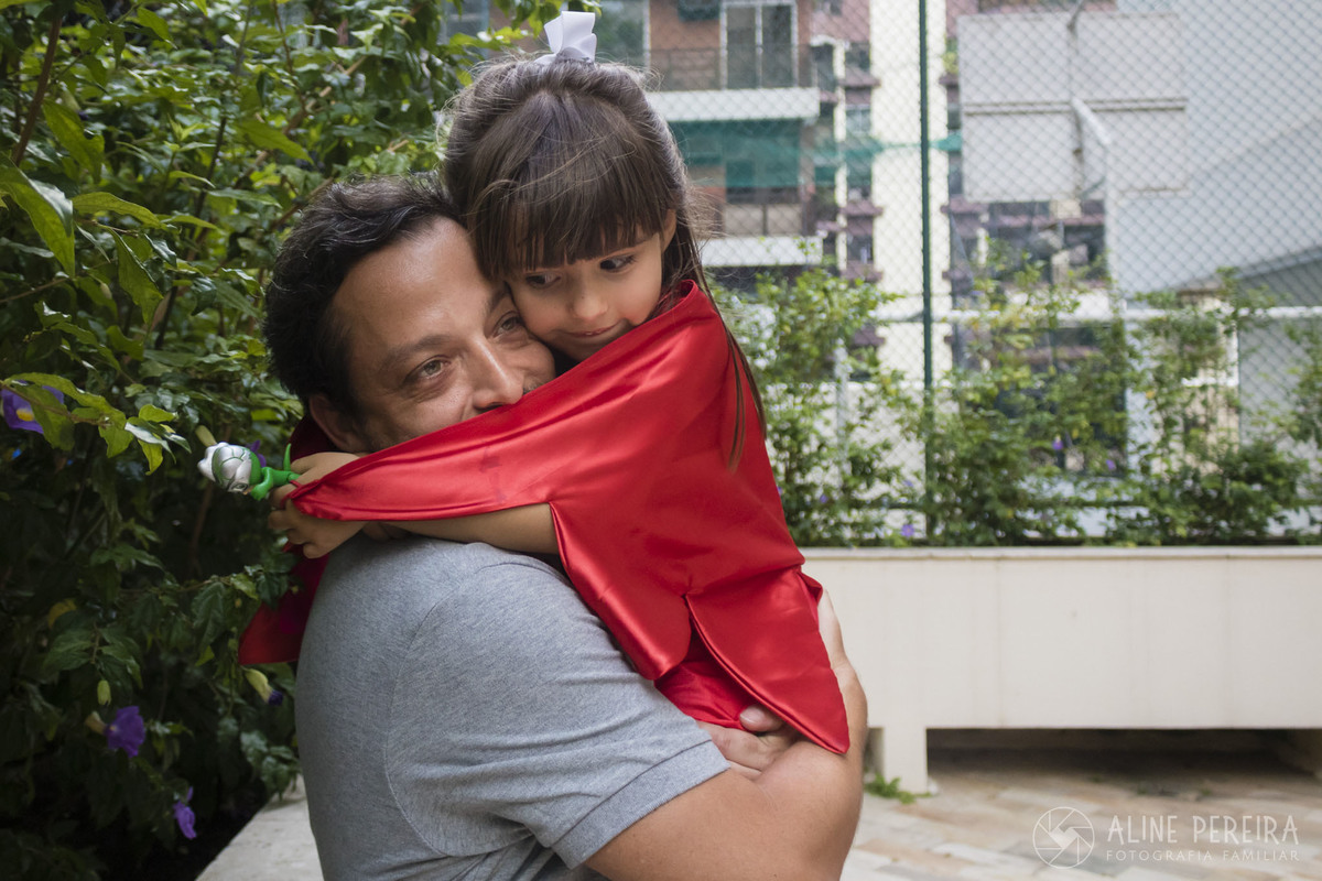 aniversariante abraçando o pai no seu aniversario