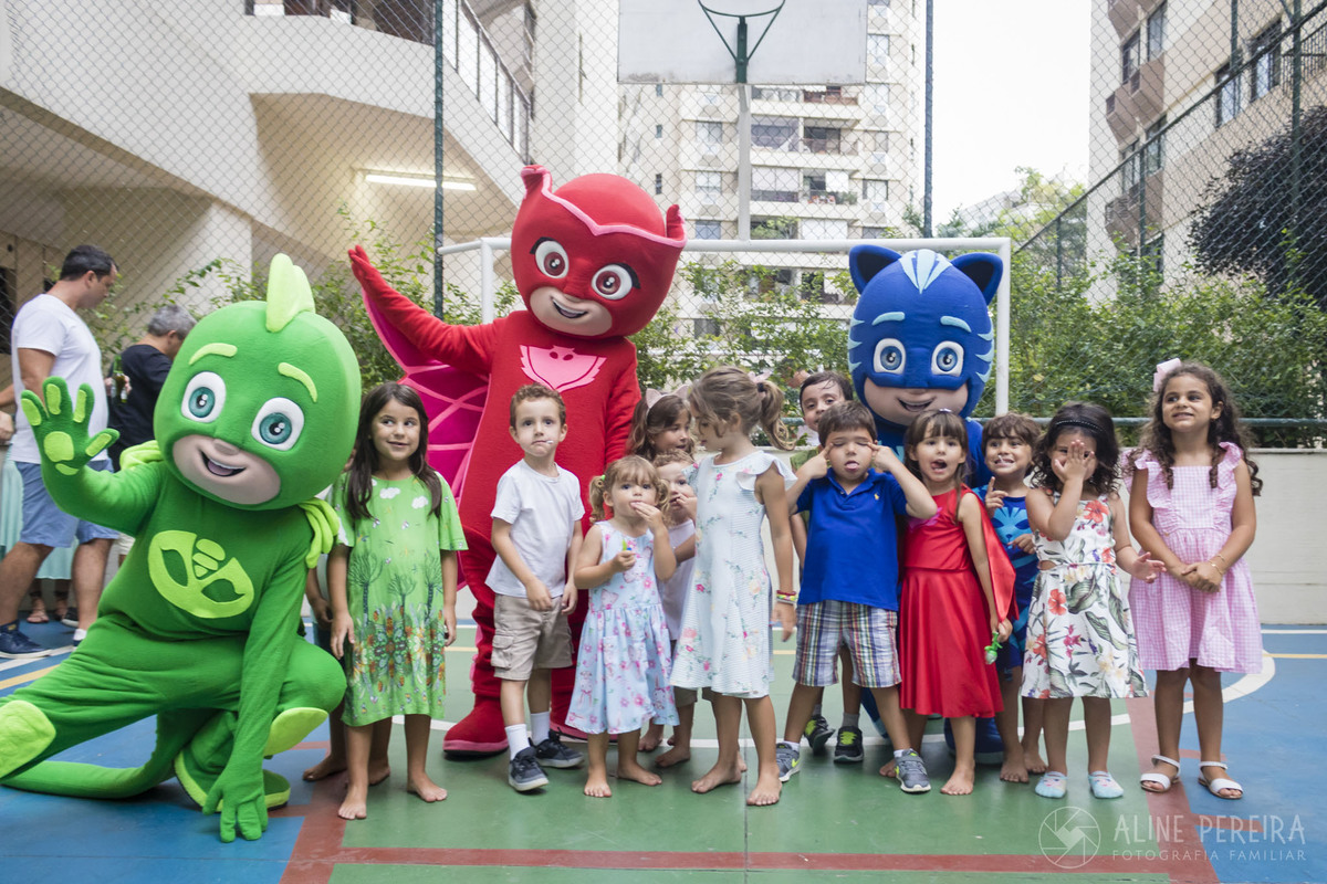 Personagens vivos PJ Masks com as crianças na festa de aniversário