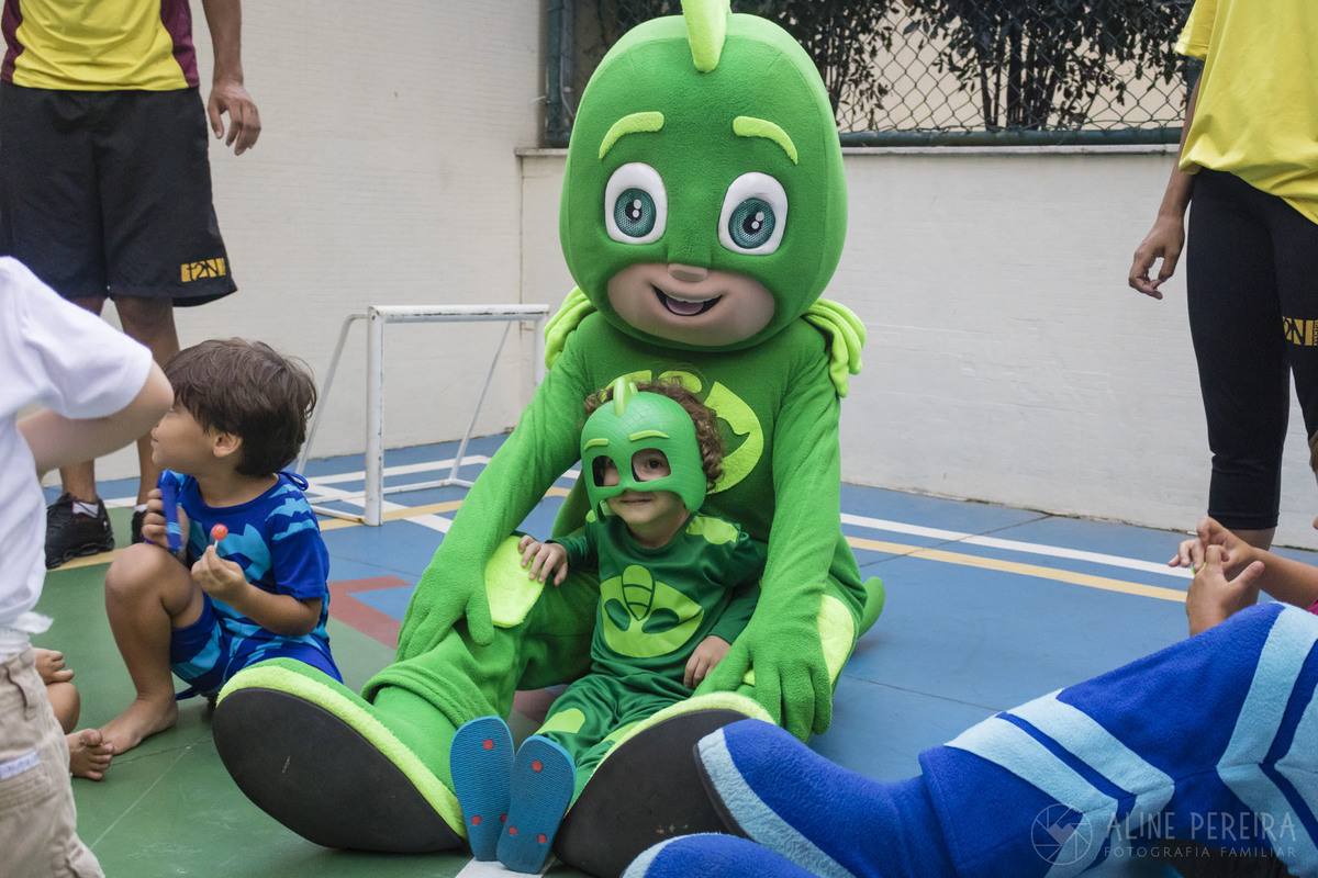 personagem vivo PJ Masks, lagartixo com o menino fantasiado