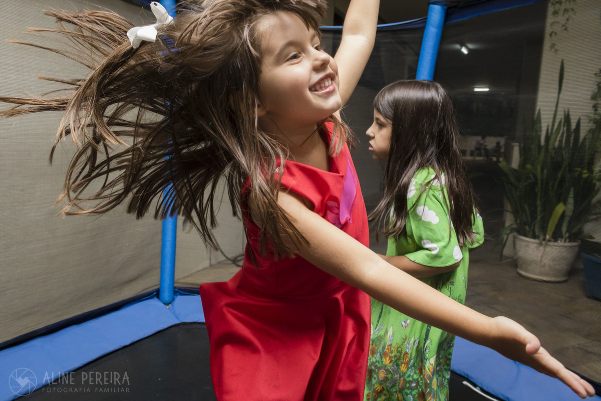 menina brincando no pula-pula