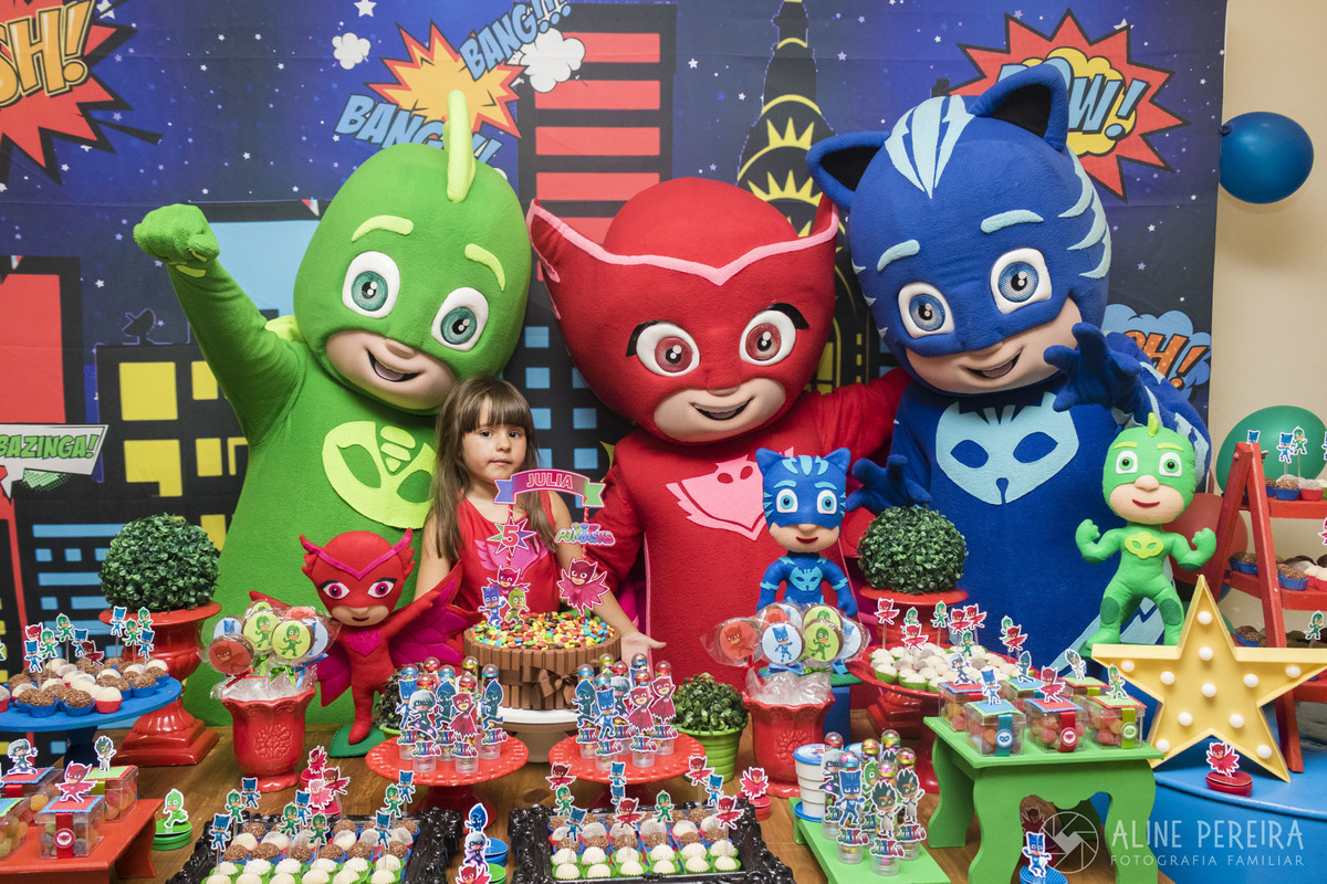Personagens vivos PJ Masks na mesa do bolo decorada com o tema PJ Masks