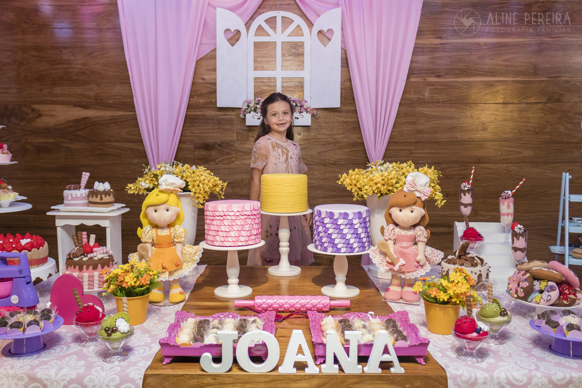 aniversariante na mesa do bolo com o tema confeitaria na casa de festas Espoleta