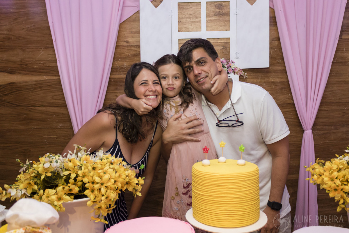 familia na mesa do bolo com o tema confeitaria na casa de festas Espoleta