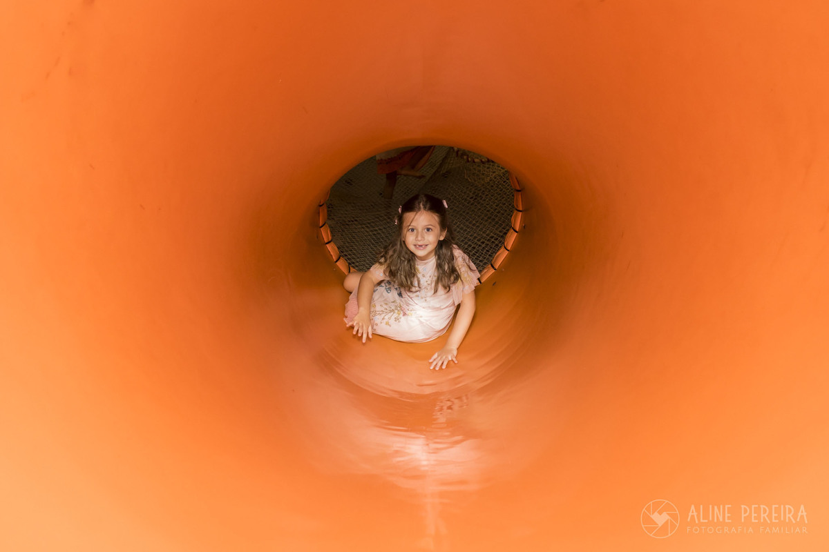 menina dentro do escorrega na casa de festas Espoleta