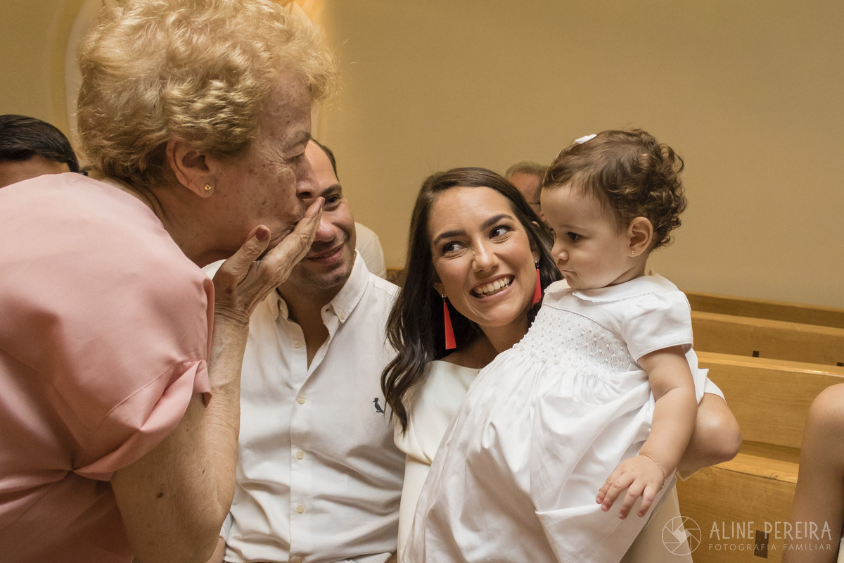 Bisavó abençoando a bisneta no batizado